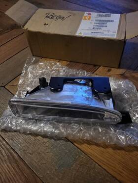 Gm512-b000r Buick Gm259315 1997-2005 Gm Century / Regal Fog Lamp Light Passenger Side