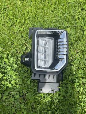 84683443 General Motors 2020-2023 Sierra 2500hd 3500hd At4 Denali Rh Passenger Fog Light Chrome Trim Oem