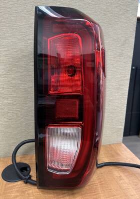 85115886 Gmc 2019 24 Sierra Tail Light Passenger Side Halogen Oem M877